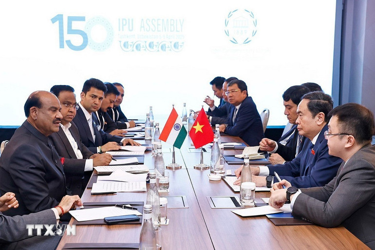 Chủ tịch Quốc hội Trần Thanh Mẫn gặp Chủ tịch Hạ viện Ấn Độ Om Birla bên lề Đại hội đồng Liên minh Nghị viện thế giới lần thứ 150 (IPU-150) (Ảnh: Doãn Tấn/TTXVN)