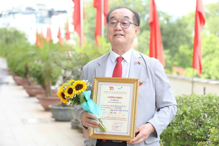 Giáo sư Ahn Kyong-Hwan, Công dân Danh dự Thủ đô Hà Nội đạt Giải Đặc biệt Cuộc thi viết “Hà Nội trong tôi” năm 2024. (Ảnh do nhân vật cung cấp)