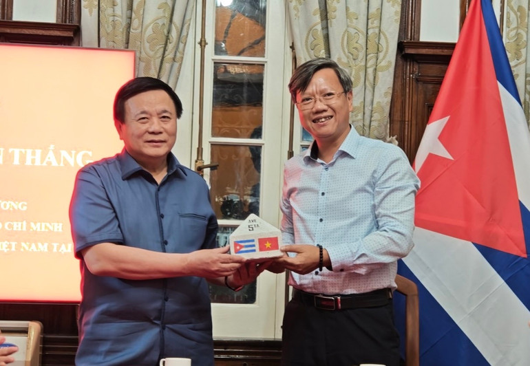 Đại sứ Lê Quang Long trao quà kỷ niệm tặng đồng chí Nguyễn Xuân Thắng. (Ảnh: Đại sứ quán Việt Nam tại Cuba)