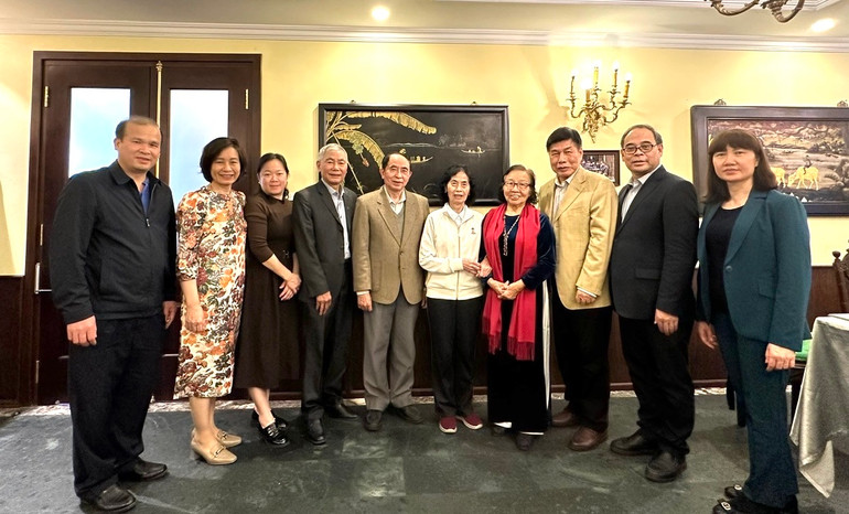 Đoàn đại biểu nhân sĩ Trung Quốc gặp gỡ các cựu học sinh đã từng theo học tại các trường Việt Nam tại Quế Lâm, Quảng Tây, Trung Quốc