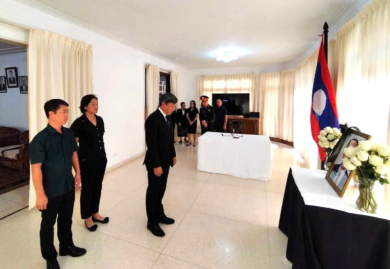 Đại sứ Lê Quang Long cùng đoàn đại biểu đã thành kính dành một phút mặc niệm tưởng nhớ công lao của đồng chí Khamtay Siphandone (Nguồn: Đại sứ quán Việt Nam tại Cuba)