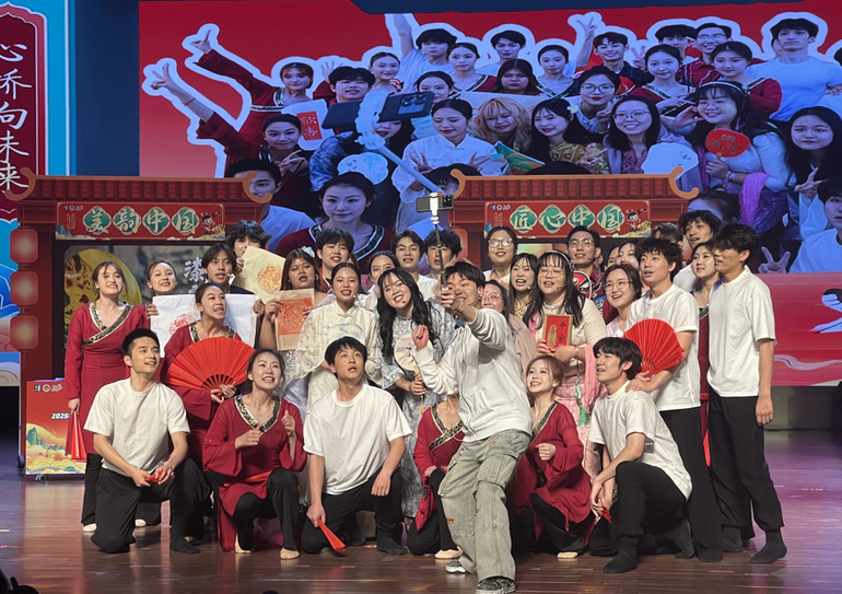 Sinh viên các nước Đông Nam Á tại lễ trao giải cuộc thi.