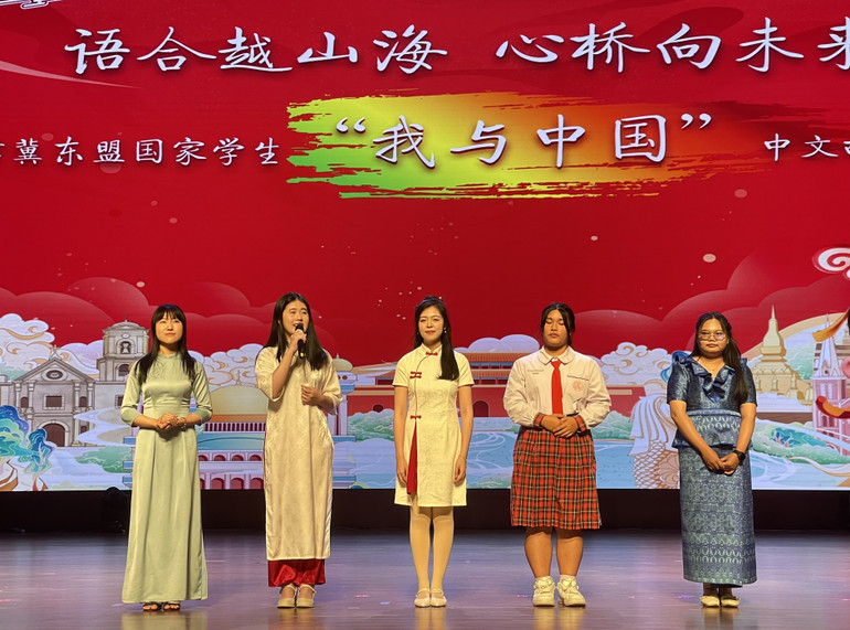 Thí sinh đoạt giải chia sẻ cảm nghĩ tại lễ trao giải.