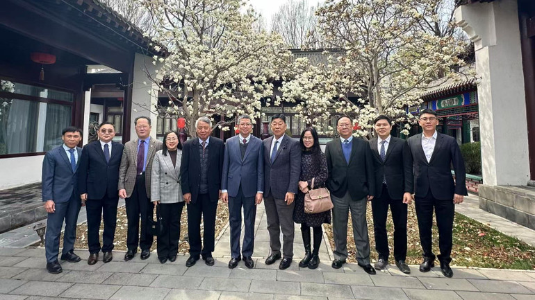 Lãnh đạo và cán bộ Đại sứ quán Việt Nam tại Trung Quốc và Học hội Charhar (Trung Quốc) trong chương trình làm việc.