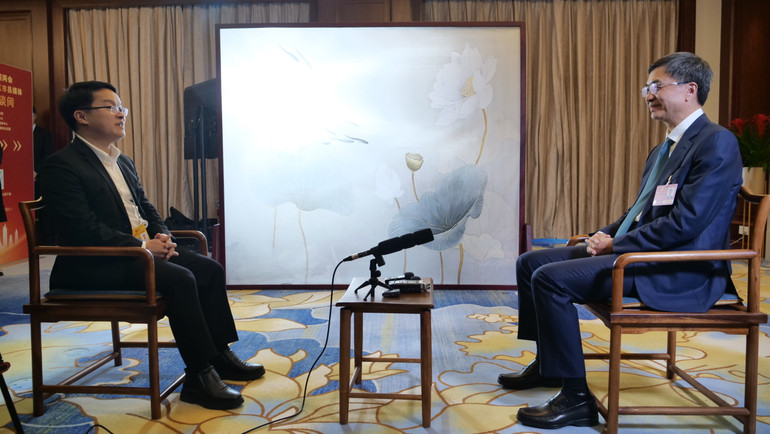 Bí thư Đảng ủy Quảng Tây Trần Cương trao đổi với phóng viên Báo Nhân Dân thường trú tại Trung Quốc.