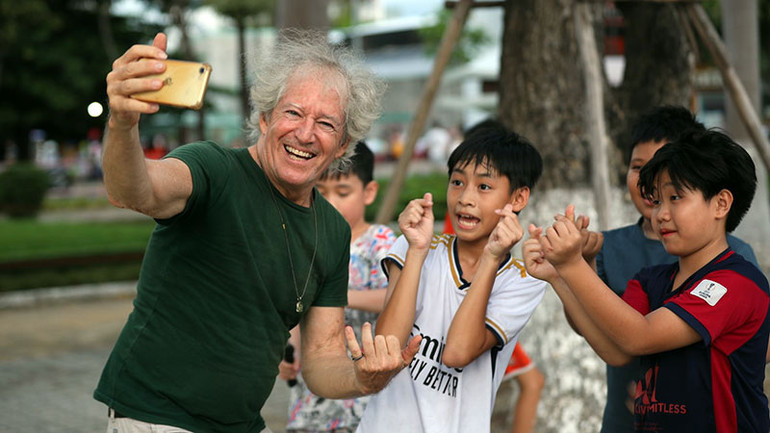 Hình ảnh người dân và du khách thể hiện một thành phố Đà Nẵng thân thiện, bình yên.