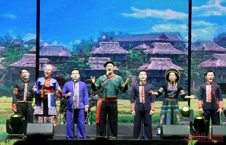 Tiết mục Acapella - Lời muốn ngỏ (phát triển từ dân ca Dân tộc Tày-Nùng) của Đoàn nghệ thuật dân gian Việt Bắc. Ấn tượng đêm Gala