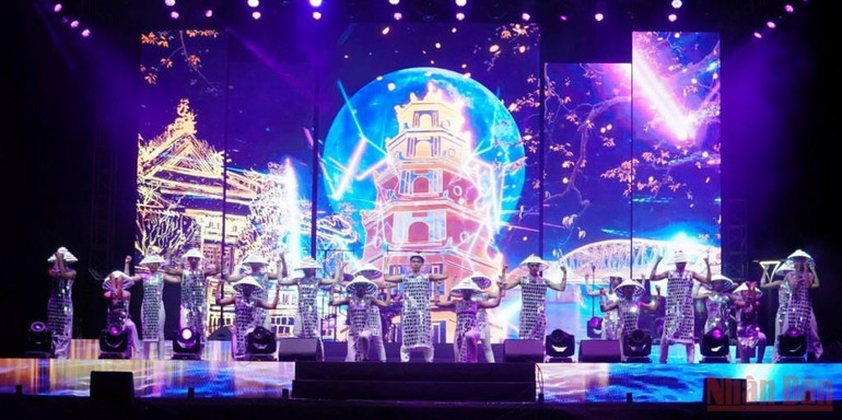Tiết mục múa Trống Cơm của nhóm nhảy Unity Crew. Ấn tượng đêm Gala