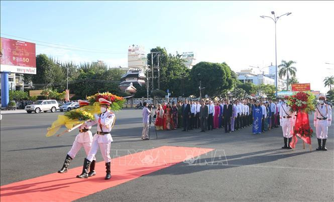 Đặt vòng hoa tại Tượng đài Chủ tịch Tôn Đức Thắng (phường Mỹ Long, thành phố Long Xuyên). Ảnh: TTXVN