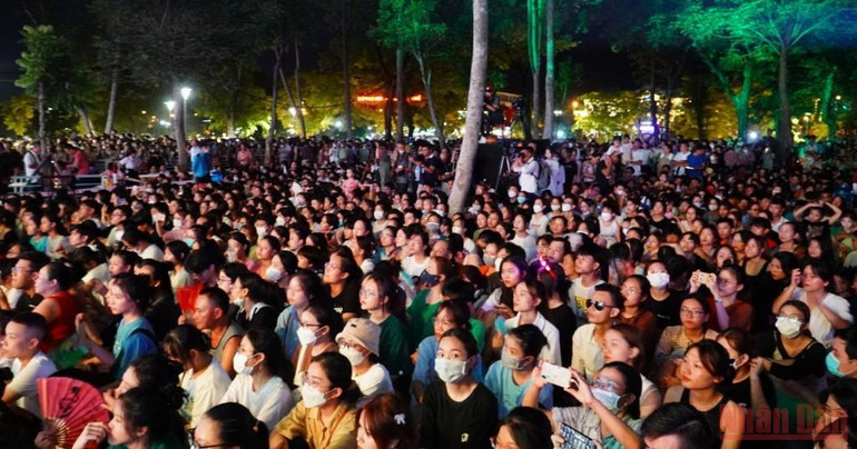 Hàng nghìn du khách và nhân dân địa phương đến dự, theo dõi chương trình đêm gala. Ấn tượng đêm Gala
