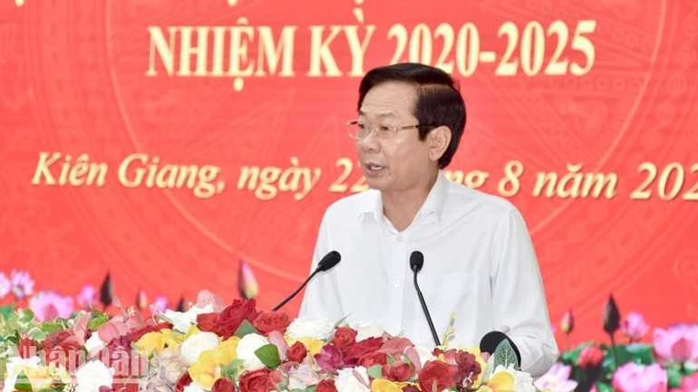 Bí thư Tỉnh ủy Kiên Giang Đỗ Thanh Bình phát biểu tại hội nghị sơ kết giữa nhiệm kỳ thực hiện Nghị quyết Đại hội XI, nhiệm kỳ 2020-2025. Ảnh: Quốc Trinh