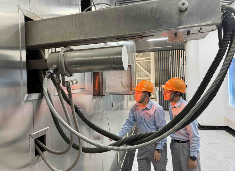 Vận hành hệ thống phát điện ở nhà máy điện rác.