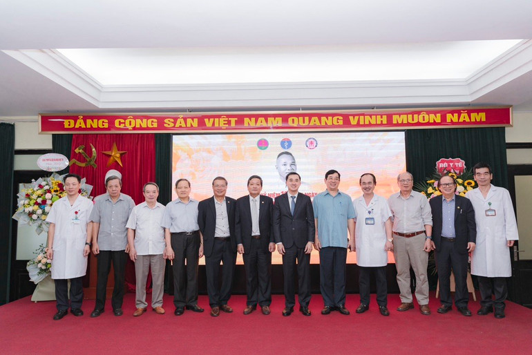 Giáo sư, Tiến sĩ Trần Văn Thuấn và các thế hệ lãnh đạo Bệnh viện Phổi Trung ương chụp ảnh kỷ niệm.