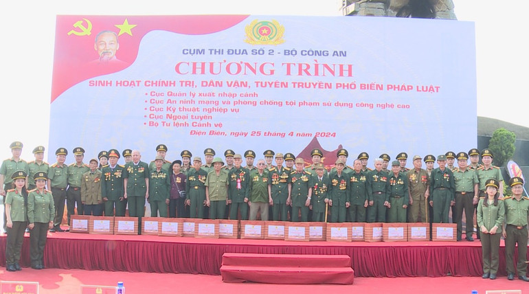 Đoàn công tác tặng quà cho 20 chiến sĩ Điện Biên.