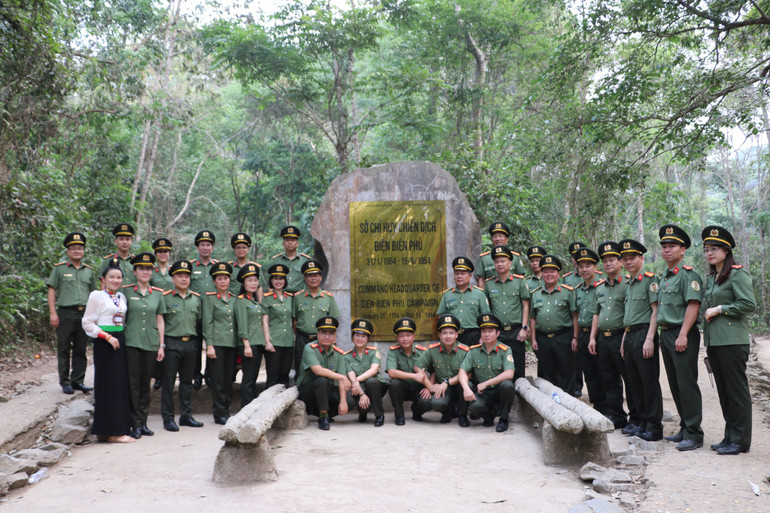 Đoàn công tác tham quan Sở Chỉ huy Chiến dịch Điện Biên Phủ.
