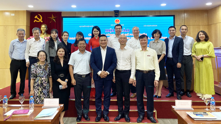 Các đại biểu chụp ảnh lưu niệm tại hội thảo. Ảnh: Mỹ Hạnh