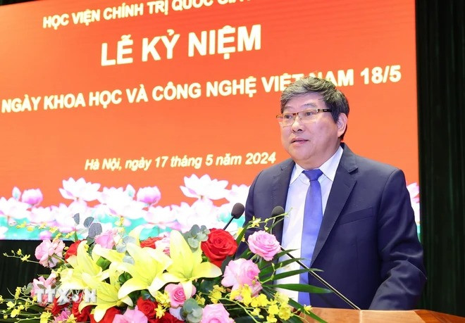 Phó Giáo sư, tiến sỹ Nguyễn Duy Bắc, Phó Giám đốc Thường trực Học viện Chính trị quốc gia Hồ Chí Minh phát biểu tại buổi lễ. (Ảnh: Văn Điệp/TTXVN)