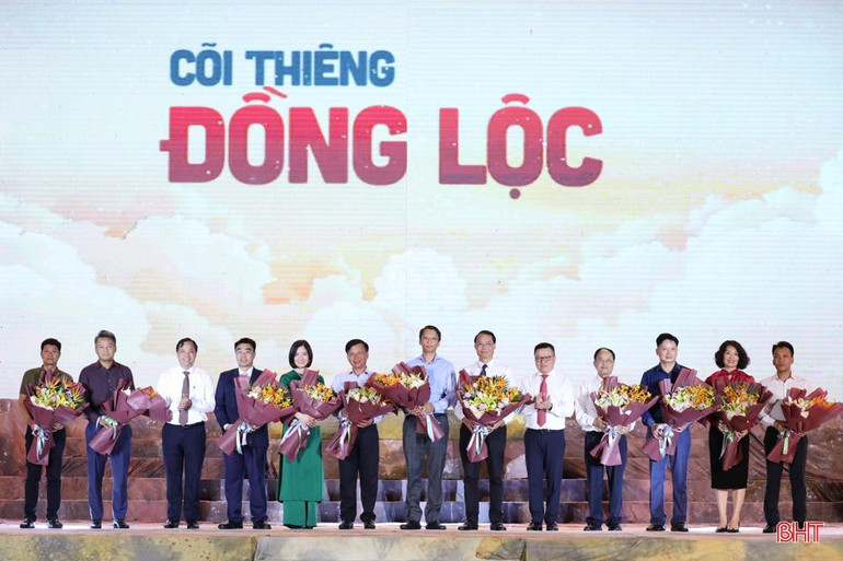 Đại diện SUDICO và các nhà tài trợ nhận hoa cảm ơn từ Tổng Biên tập Báo Nhân dân Lê Quốc Minh và Bí thư Tỉnh ủy Hà Tĩnh Hoàng Trung Dũng.