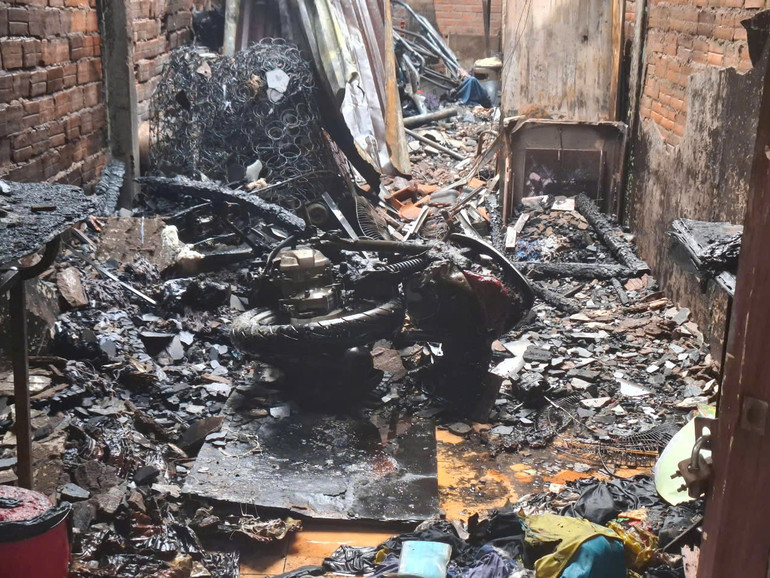 Hiện trường vụ cháy bên trong nhà.