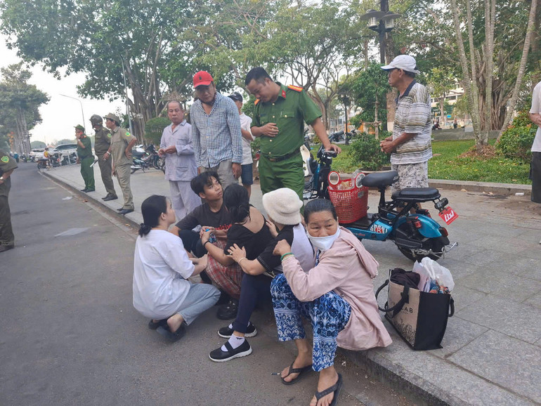 Công an trao đổi với người nhà về vụ cháy.