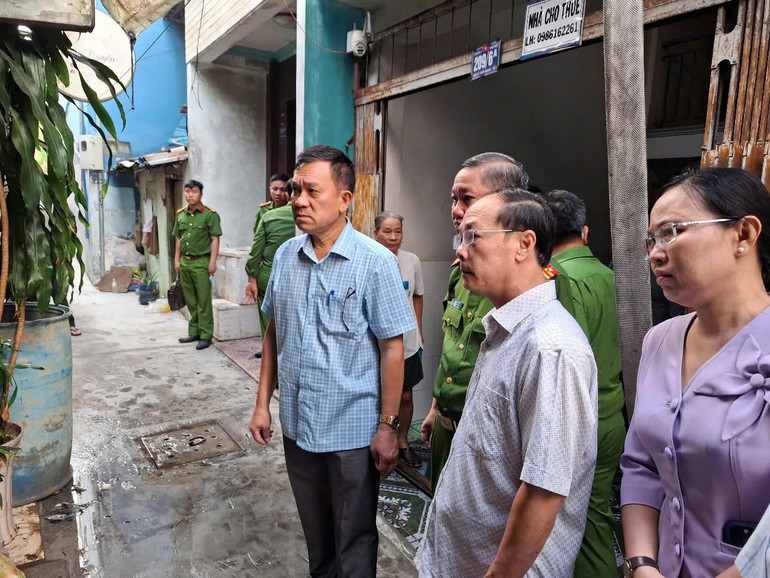 Lãnh đạo địa phương đến hiện trường.