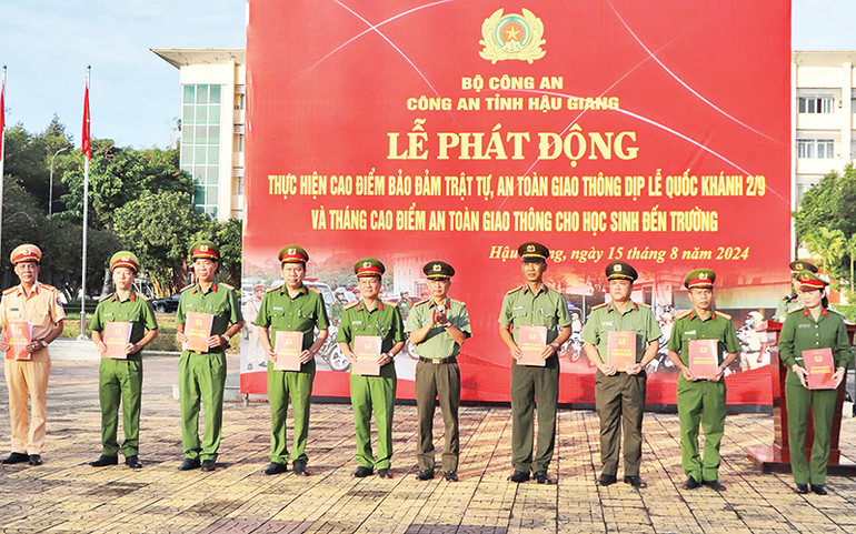 Phòng Cảnh sát giao thông tỉnh Hậu Giang và Công an tám huyện, thị xã, thành phố nhận lệnh ra quân cao điểm.