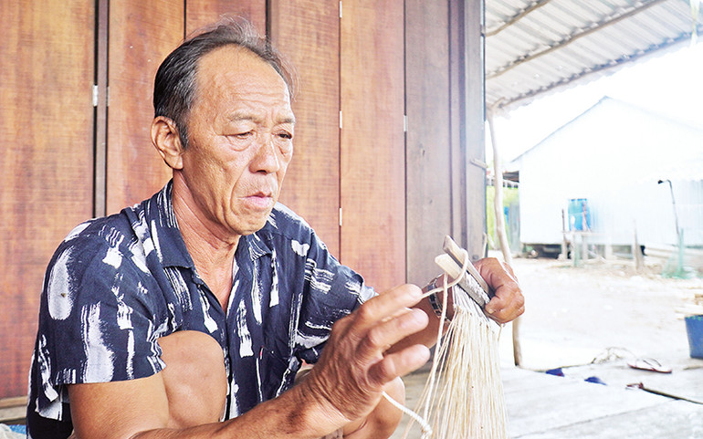 Ngư dân Nguyễn Việt Lào chuẩn bị dàn câu kiều trước khi ra biển giăng câu.
