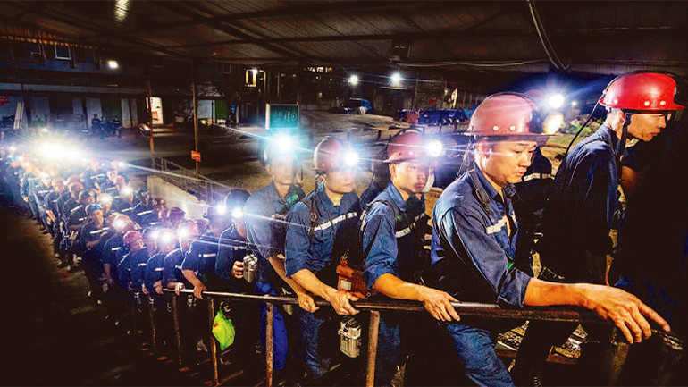 Thợ lò xuống lò giếng vào ca sản xuất.