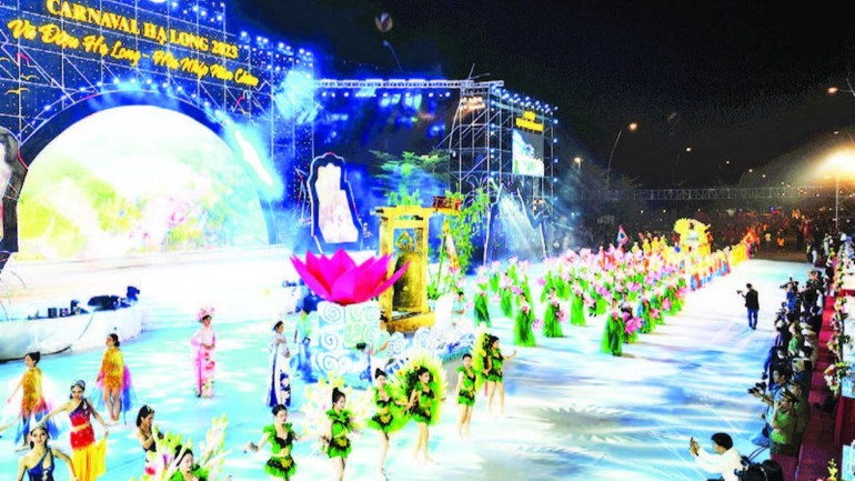 Carnaval Hạ Long 2023 với chủ đề “Vũ điệu Hạ Long - Hòa nhịp năm châu”.