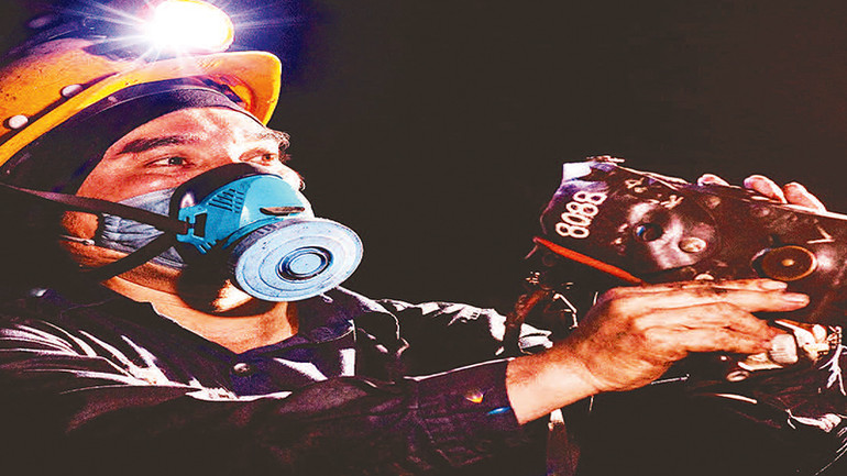 Thợ kiểm tra thông gió, đo khí bảo đảm an toàn trước khi vào nơi sản xuất.