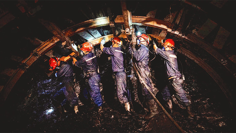 Đồng tâm hiệp lực trong sản xuất.