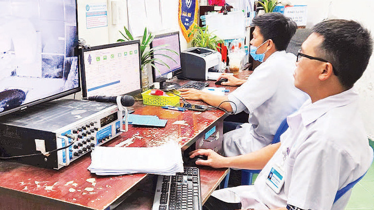 Người bệnh điều trị bằng chiếc máy cũ kỹ tại Bệnh viện Ung bướu thành phố Cần Thơ.