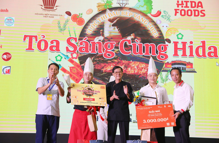 Trao hai đồng giải Nhì cho Nguyễn Huy Cường đội Hội Đầu bếp hoàng Gia Việt Nam, Cao Văn Tuyển đội thi Hội đầu bếp chuyên nghiệp Thanh Hóa. Trao hai đồng giải Nhì cho Nguyễn Huy Cường đội Hội Đầu bếp hoàng Gia Việt Nam, Cao Văn Tuyển đội thi Hội đầu bếp chuyên nghiệp Thanh Hóa.