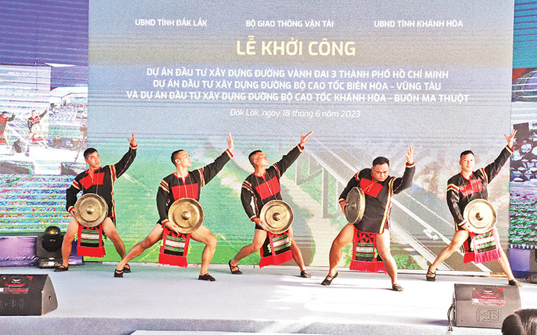 Tiết mục văn nghệ chào mừng khởi công tuyến đường cao tốc của đồng bào Tây Nguyên.