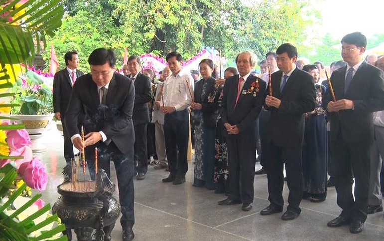 Đại biểu viếng mộ Cụ Phó bảng Nguyễn Sinh Sắc nhân ngày lễ giỗ Cụ (Ảnh tư liệu). Đại biểu viếng mộ Cụ Phó bảng Nguyễn Sinh Sắc nhân ngày lễ giỗ Cụ (Ảnh tư liệu).