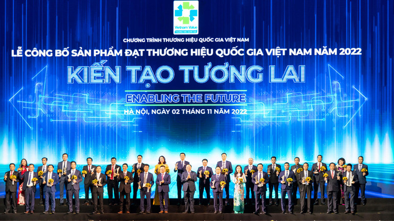 Đồng chí Lê Quốc Minh, Ủy viên Trung ương Đảng, Tổng Biên tập Báo Nhân Dân, Phó Trưởng Ban Tuyên giáo Trung ương, Chủ tịch Hội Nhà báo Việt Nam và đồng chí Nguyễn Văn Hùng, Ủy viên Trung ương Đảng, Bộ trưởng Văn hóa, Thể thao và Du lịch trao biểu trưng cho các doanh nghiệp đạt Thương hiệu quốc gia năm 2022. Đồng chí Lê Quốc Minh, Ủy viên Trung ương Đảng, Tổng Biên tập Báo Nhân Dân, Phó Trưởng Ban Tuyên giáo Trung ương, Chủ tịch Hội Nhà báo Việt Nam và đồng chí Nguyễn Văn Hùng, Ủy viên Trung ương Đảng, Bộ trưởng Văn hóa, Thể thao và Du lịch trao biểu trưng cho các doanh nghiệp đạt Thương hiệu quốc gia năm 2022.