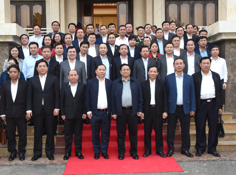 Thủ tướng Phạm Minh Chính và lãnh đạo chủ chốt tỉnh Hòa Bình. Ảnh: TRẦN HẢI