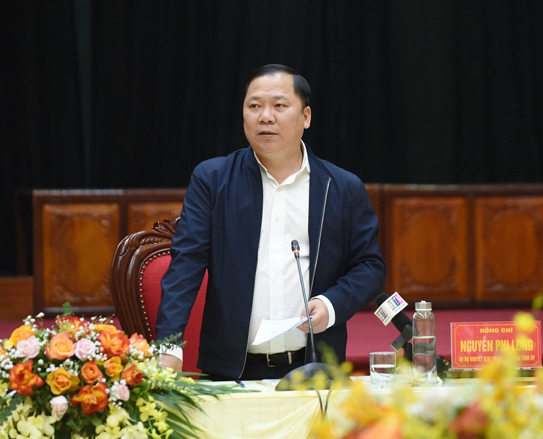 Bí thư Tỉnh ủy Hòa Bình Nguyễn Phi Long phát biểu tại buổi làm việc. Ảnh: TRẦN HẢI