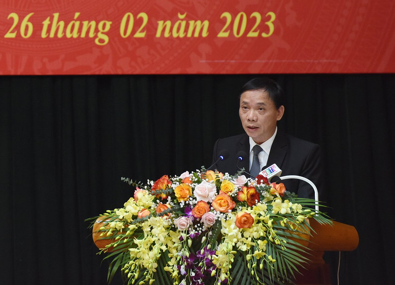 Chủ tịch tỉnh Hòa Bình Bùi Văn Khánh báo cáo tình hình kinh tế-xã hội của tỉnh. Ảnh: TRẦN HẢI