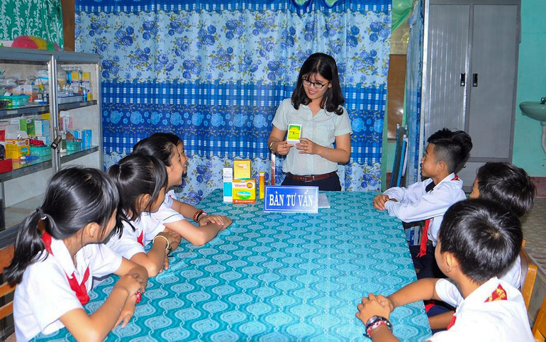 Tư vấn tâm lý học đường cho học sinh tại Trường THCS Phước An, huyện Tuy Phước, tỉnh Bình Định. (Ảnh THANH HUYỀN)