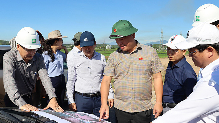 Đại diện lãnh đạo tỉnh Quảng Ngãi kiểm tra hiện trường nút giao Trì Bình.