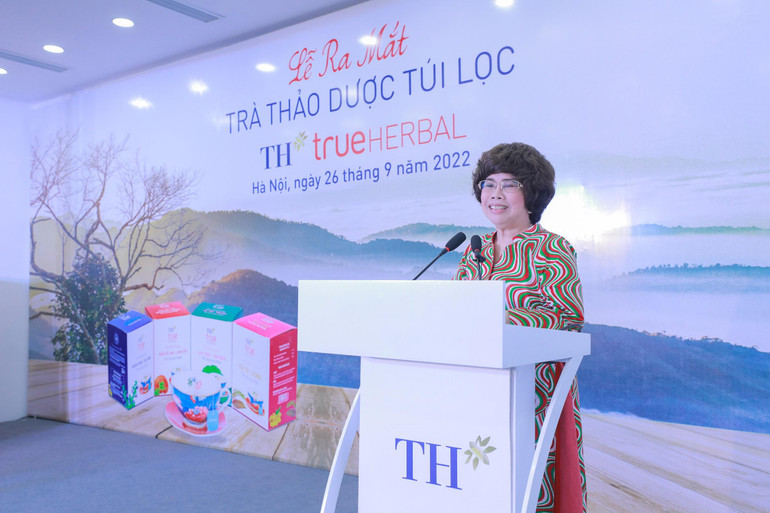 Bà Thái Hương - Nhà sáng lập, Chủ tịch Hội đồng Chiến lược tập đoàn TH phát biểu tại lễ ra mắt Trà thảo dược túi lọc TH true HERBAL.