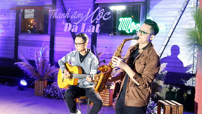 Chương trình âm nhạc tại điểm du lịch ga Đà Lạt.