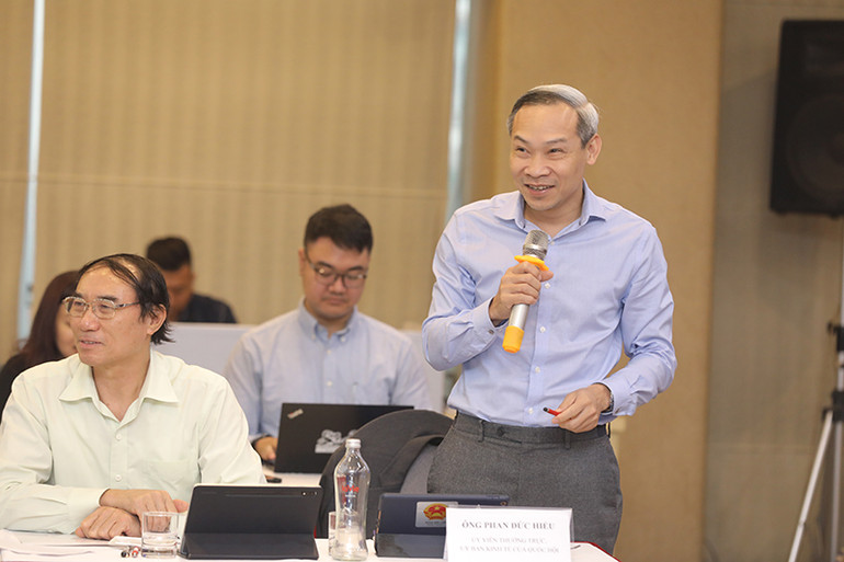 Ông Phan Đức Hiếu, Ủy viên Thường trực Ủy ban Kinh tế của Quốc hội phát biểu tại hội thảo.