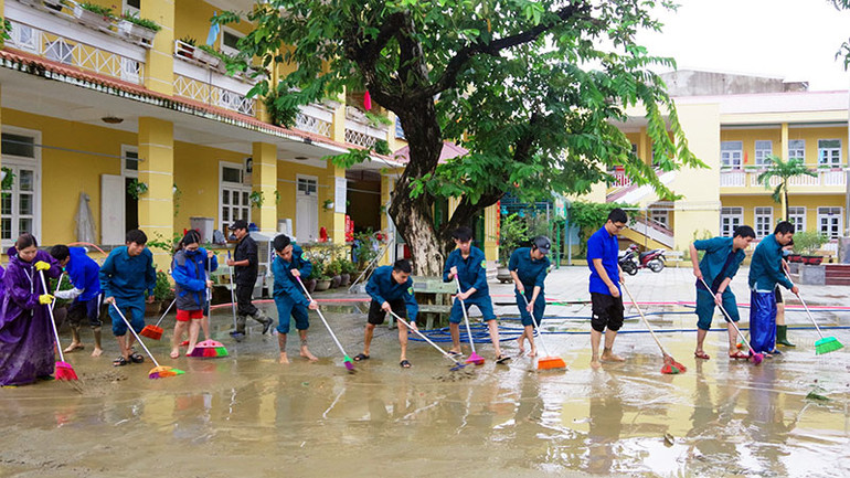 Lực lượng dân quân giúp Trường tiểu học số 1 Hương Vinh (TP Huế) dọn dẹp vệ sinh sân trường. Lực lượng dân quân giúp Trường tiểu học số 1 Hương Vinh (TP Huế) dọn dẹp vệ sinh sân trường.