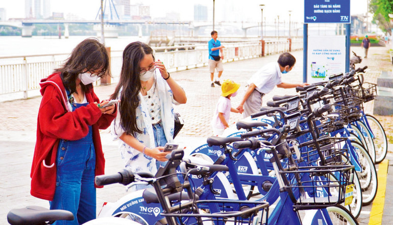 Cùng đạp xe trên phố.