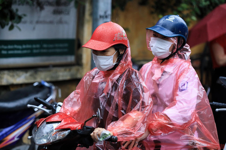 Phụ huynh đội mưa chờ đón sĩ tử “vượt vũ môn” trong ngày thi đầu tiên -0