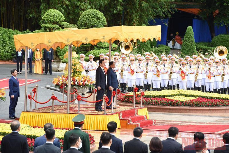 Lễ đón Thủ tướng Nhật Bản Kishida Fumio thăm chính thức Việt Nam ảnh 2 Lễ đón Thủ tướng Nhật Bản Kishida Fumio thăm chính thức Việt Nam -0