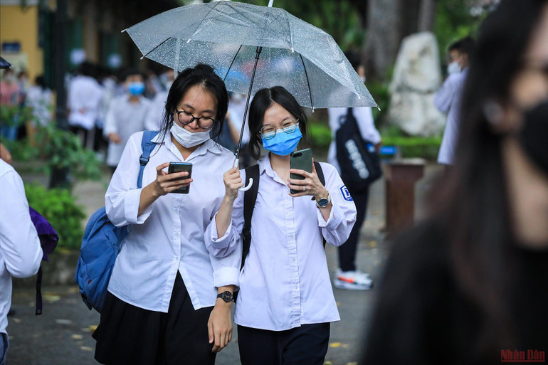 Phụ huynh đội mưa chờ đón sĩ tử “vượt vũ môn” trong ngày thi đầu tiên -0