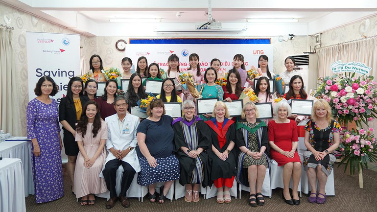 Bà Suzanna Lubran cùng các đại diện từ Bệnh viện Từ Dũ và Trường Đại học Edinburgh Napier